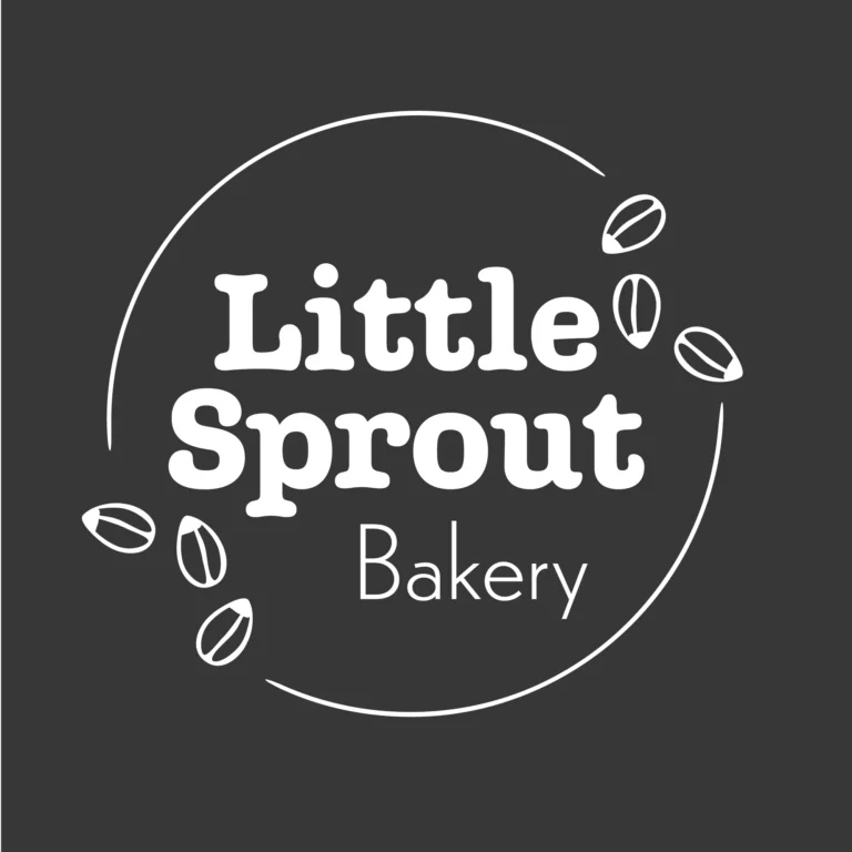 Logo der Little Sprout Bakery in Weiß auf dunkelgrauem Grund, umschlossen von einem unterbrochenen Kreis und stilisierten Getreidekörnern.
